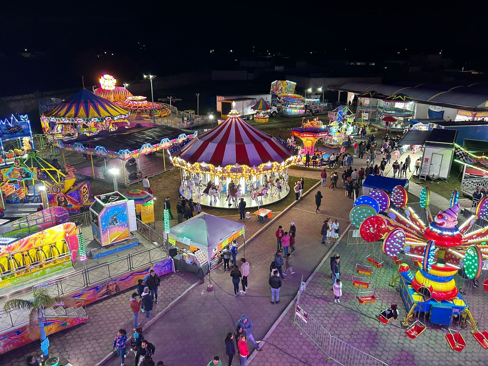 Carrusel mágico y pulseras para disfrutar de todos los juegos en la Feria de Chiautempan